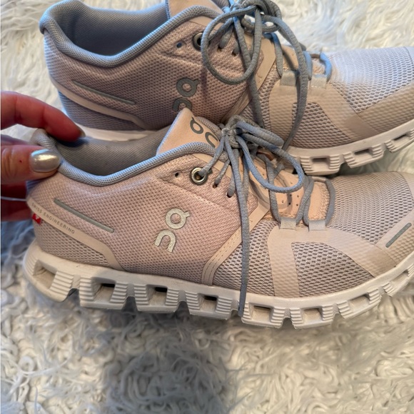 Cloud size 6 tennis shoes. Women’s - Picture 9 of 12